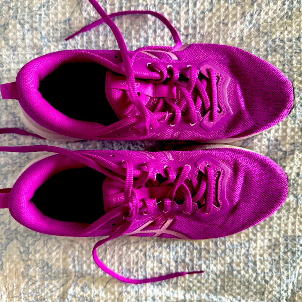 women’s size 8.5 ASICS purple tennis shoes